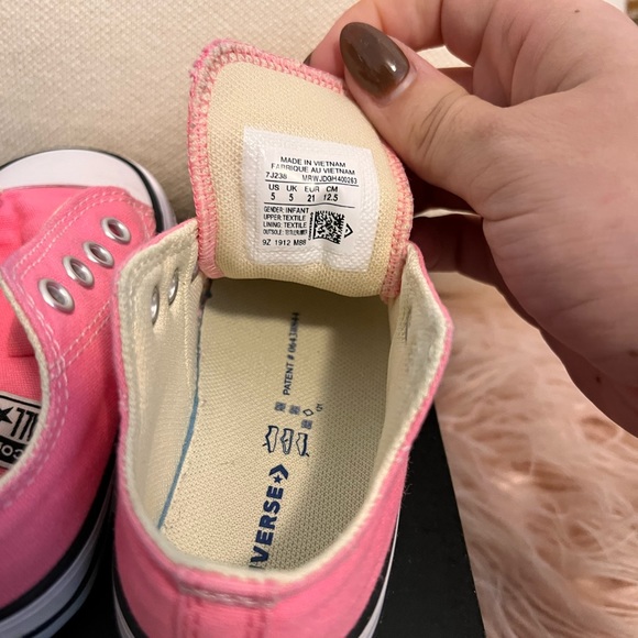 Pink Converse - Picture 6 of 7